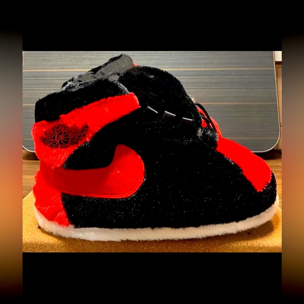 Nike Air Jordan 1 Retro Chicago Colorway Silhouette Comfy Slippers Unisex